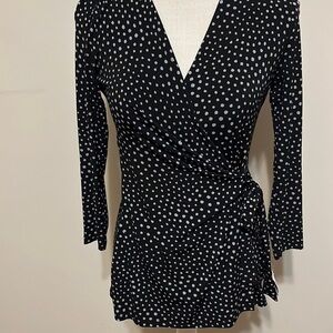 Anne Klein faux wrap top.!Blk/white. Sz sm